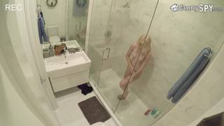 Baby-sitter Anastasia Knight filmée sous la douche