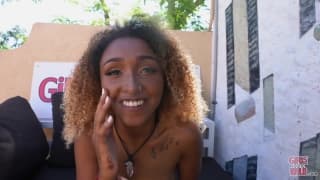 Universitaire ebony convaincue à se masturber devant la caméra