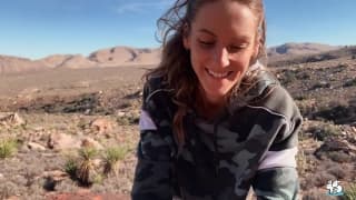 Stacy Sparks baise durant une promenade dans le désert