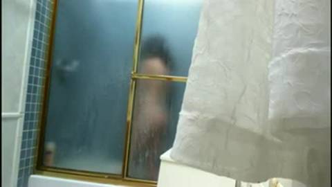 Caméra cachée pour voir cette femme poilue sous la douche