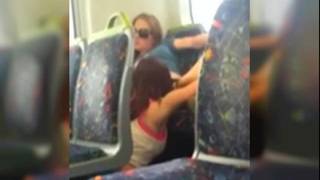 Elle lèche la chatte de sa copine au fond d'un bus