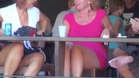 Un voyeur filme en cachette dans un restaurant les dessous des touristes
