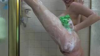 Rousse bien souple se branle sous la douche