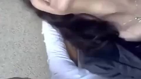 Un jeune Bulgare doigte sa copine sur un banc public