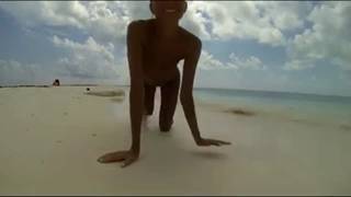 Sublime jeune naturiste nue sur le sable