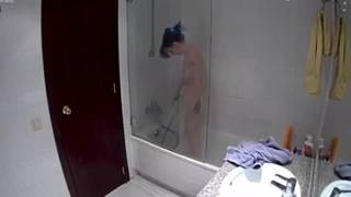 Nana 19 ans surprise à poil dans la salle de bains