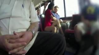 Pipe dans un bus rempli de passagers