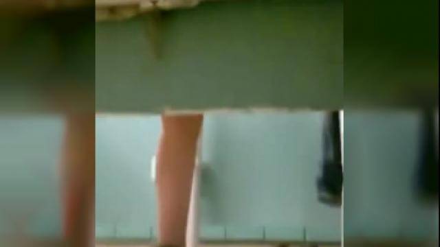 Un mec filme en cachette un couple qui baise dans une cabine à la piscine publique