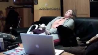 Femme grosse se masturbe devant son chat dans son salon