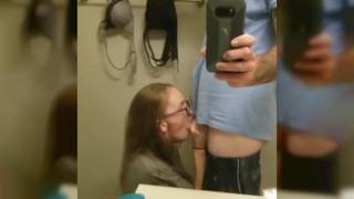 Chaude amatrice à genoux dans la salle de bain pour sucer son mec