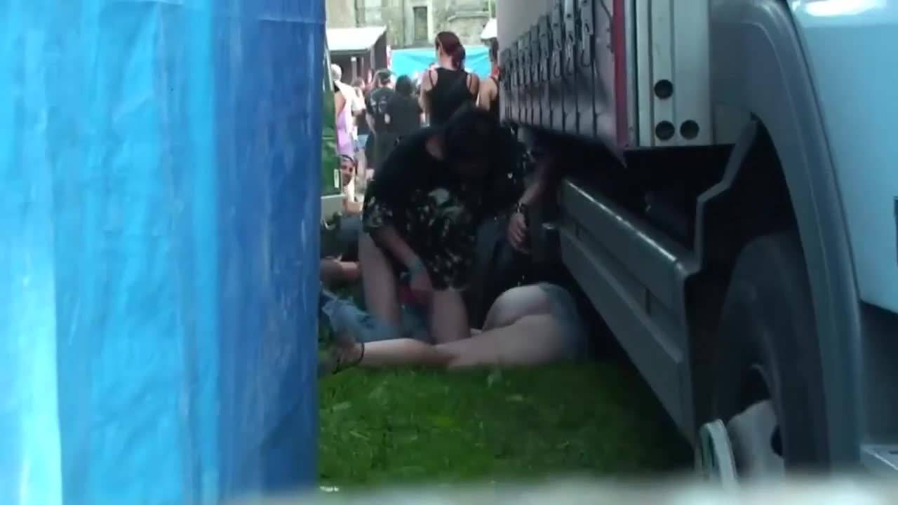 Salope punk se fait baiser en plein festival de musique